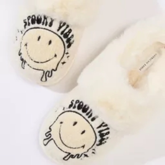 American Eagle Outfitters Shoes - American Eagle Shearling Scuff Slipper Spooky Vibes Smiley Face Cream 8